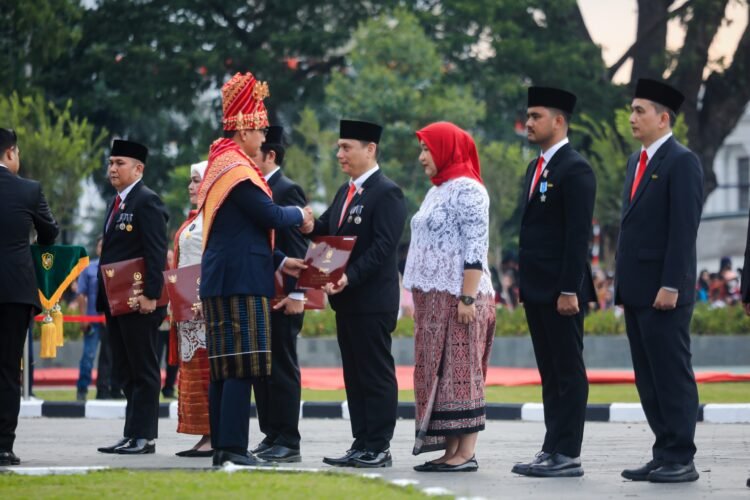 HUT RI ke-81, Rico Waas Serahkan Satyalancana Karya Satya dari Presiden RI kepada Kadis Kominfo