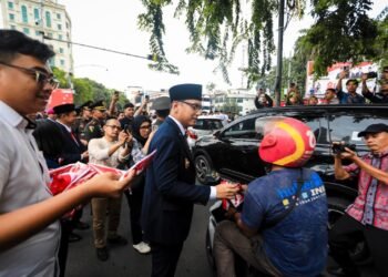 Kibarkan Semangat Kemerdekaan, Rico Waas dan Zakiyuddin Harahap Bagikan Bendera kepada Warga