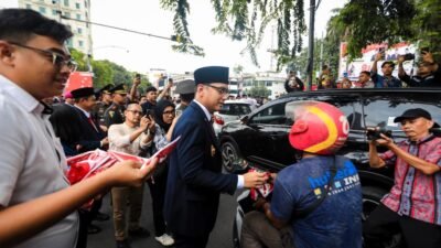 Kibarkan Semangat Kemerdekaan, Rico Waas dan Zakiyuddin Harahap Bagikan Bendera kepada Warga