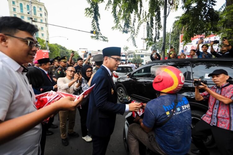 Kibarkan Semangat Kemerdekaan, Rico Waas dan Zakiyuddin Harahap Bagikan Bendera kepada Warga