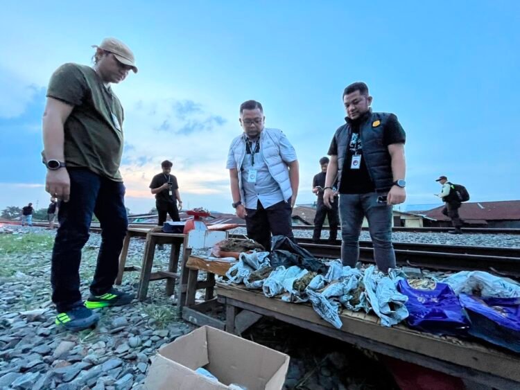 Polrestabes Medan Ratakan Bantaran Rel KA Medan – Kualanamu yang Jadi Sarang Narkoba