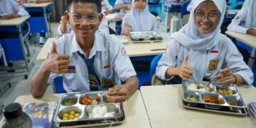 Bersama Mendikdasmen, Rico Waas Tinjau SMPN 16, Mebelair Rusak Diganti Tahun Ini