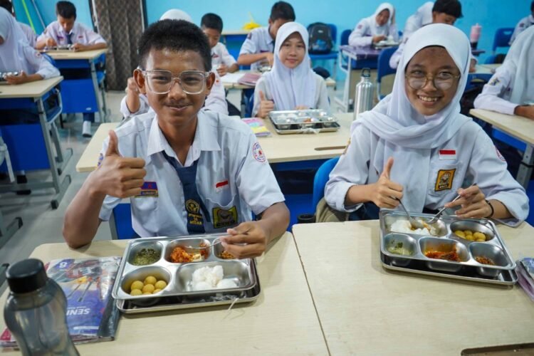 Bersama Mendikdasmen, Rico Waas Tinjau SMPN 16, Mebelair Rusak Diganti Tahun Ini