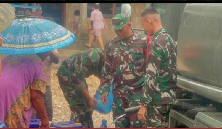 Bantu Warga Penuhi Kebutuhan Air Bersih, Yonif TP 904/Gara Mata Salurkan Bantuan ke Desa Mbal-Mbal Petarum