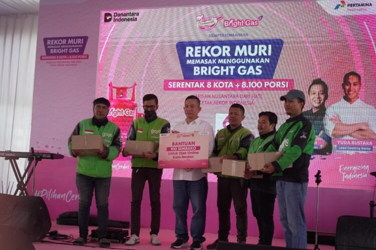 Nyalakan Semangat Kebersamaan, Pertamina Patra Niaga Regional Sumbagut Sukseskan Rekor MURI Memasak dengan Bright Gas di Medan