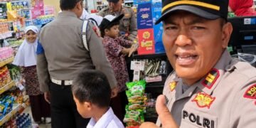 Kapolsek Hutaimbaru Traktir Siswa SLB Jajan dan Ajak Bersahabat dengan Polisi