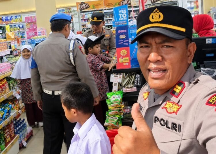 Kapolsek Hutaimbaru Traktir Siswa SLB Jajan dan Ajak Bersahabat dengan Polisi