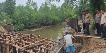 Polsek Pangkalan Susu Monitoring Jembatan Merah Putih, Pastikan Pembangunan Berjalan