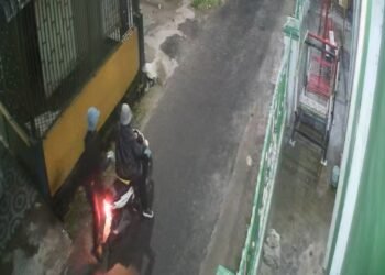 Aksi Pencurian Spion Mobil Milik Owner Media Koran M24 Terekam CCTV