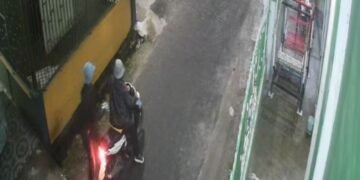 Aksi Pencurian Spion Mobil Milik Owner Media Koran M24 Terekam CCTV