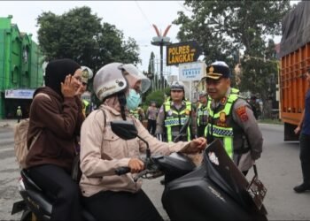 Kapolres Langkat Bagikan Bingkisan Bagi Pengendara Tertib Berlalu Lintas
