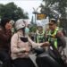 Kapolres Langkat Bagikan Bingkisan Bagi Pengendara Tertib Berlalu Lintas