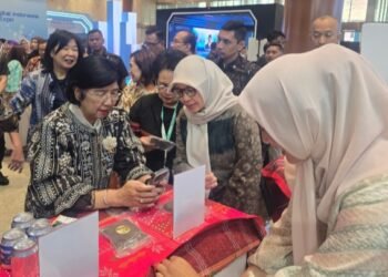 Gubernur BI Destry Damayanti Coba Langsung QRESTO di Booth Pemkot Medan 