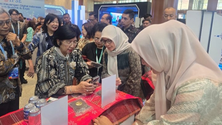 Gubernur BI Destry Damayanti Coba Langsung QRESTO di Booth Pemkot Medan