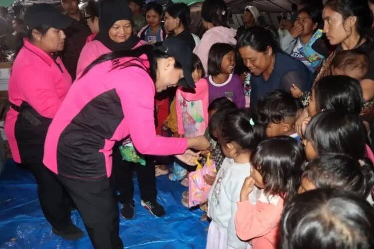 Polwan dan Bhayangkari Beri Trauma Healing, Ceria Anak Pengungsi Sinabung