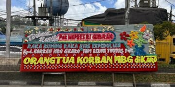 Ratusan Orangtua Korban MBG Karo Tagih Janji Gibran Lewat Papan Bunga