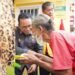 Zakiyuddin Harahap Ikut Ambilkan Makanan untuk Lansia di Jalan Lombok