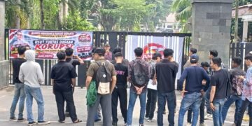 Pengadaan 15 Ribu Jilbab Terindikasi Korupsi, Mahasiswa Bentangkan Spanduk “Tangkap & Adili Ketua PKK Deli Serdang”