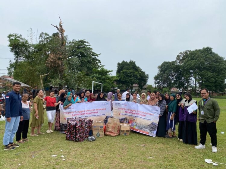 BMM Berbagi Kudapan Sehat untuk Ratusan Warga Terdampak Angin Kencang Sukamaju
