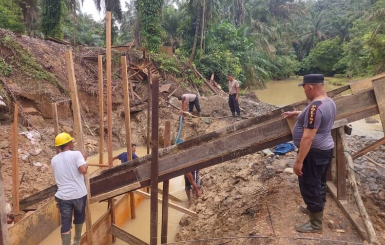 Polsek Salapian Monitoring Jembatan Merah Putih