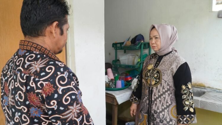 Sidak Kantor Camat Hinai, Tiorita Tekankan Disiplin dan Pembenahan Pelayanan Publik