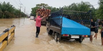 Polsek Padang Tualang Atur Lalu Lintas di Jalan Sumur Bor yang Tergenang Air