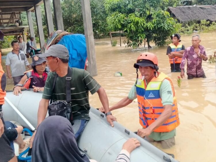 Banjir Landa Besitang, Plt Bupati Langkat Salurkan Bantuan dan Layanan Kesehatan