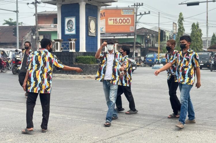 Antisipasi Bencana Kabut Asap, DPC PKN Deli Serdang Bagikan Masker ke Masyarakat