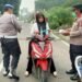 Polsek Hutaimbaru Bagikan Masker kepada Pengendara