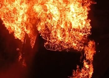 Diduga Bermuatan BBM, Minibus Terbakar