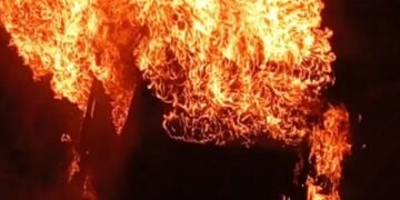 Diduga Bermuatan BBM, Minibus Terbakar