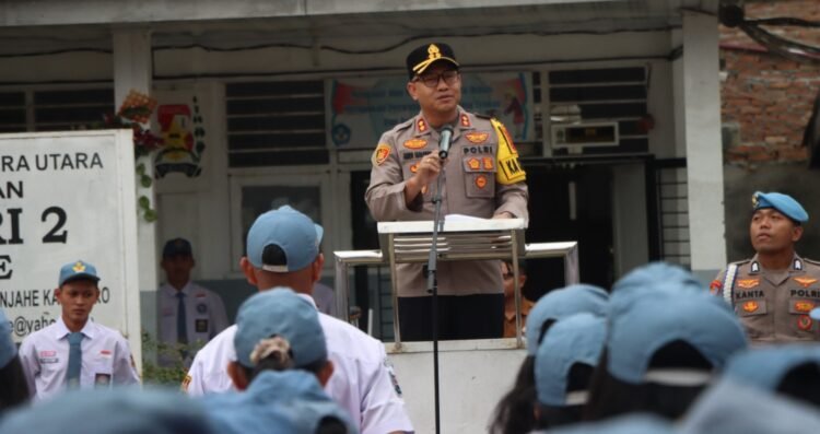 Inspektur Upacara di SMA Negeri 2 Kabanjahe, Kapolres Karo Motivasi Siswa Raih Cita-Cita