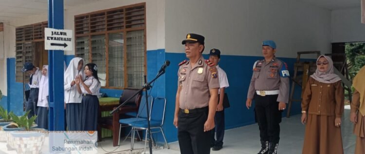 Pimpin Upacara di SMPN 9 Padangsidimpuan, Kapolsek Ajak Siswa Jauhi Narkoba dan Stop Perundungan