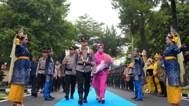 Resmi Pimpin Polda Sumut, Irjen Pol Sonny Irawan Disambut Ulos dan Tarian Tradisional