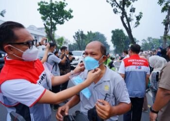 Pertamina Sumbagut Bagikan 2.200 Masker di Tengah Kabut Asap Medan