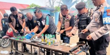 Petugas Temukan Pistol dan Sajam Saat Gerebek Sarang Narkoba Mencirim 