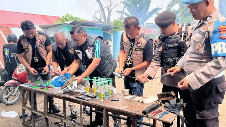 Petugas Temukan Pistol dan Sajam Saat Gerebek Sarang Narkoba Mencirim