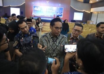 Rico Waas Serahkan Bantuan Biaya Pendidikan Untuk 214 Mahasiswa
