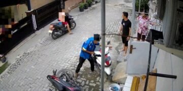 Dilarang Parkir di Halaman Sendiri, Dua Motor Dijatuhkan Tetangga